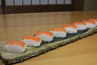 味処 真琴（富山県高岡市戸出町）のますの押し寿司、盛りつけ例
